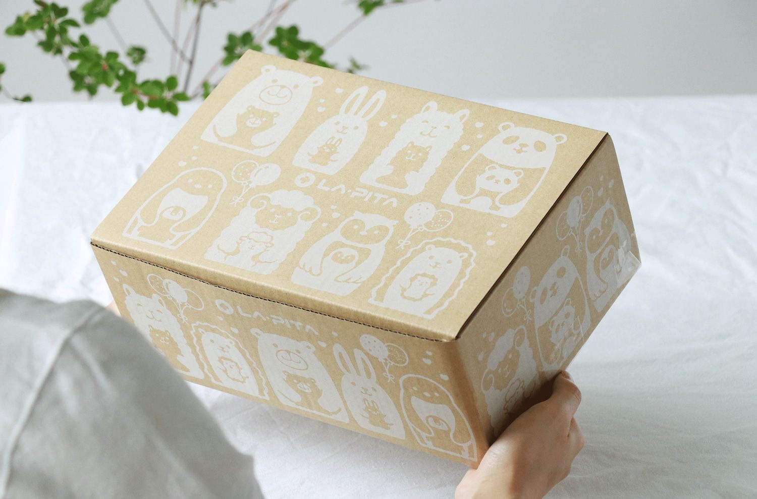 届いた段ボールを受け取る手元