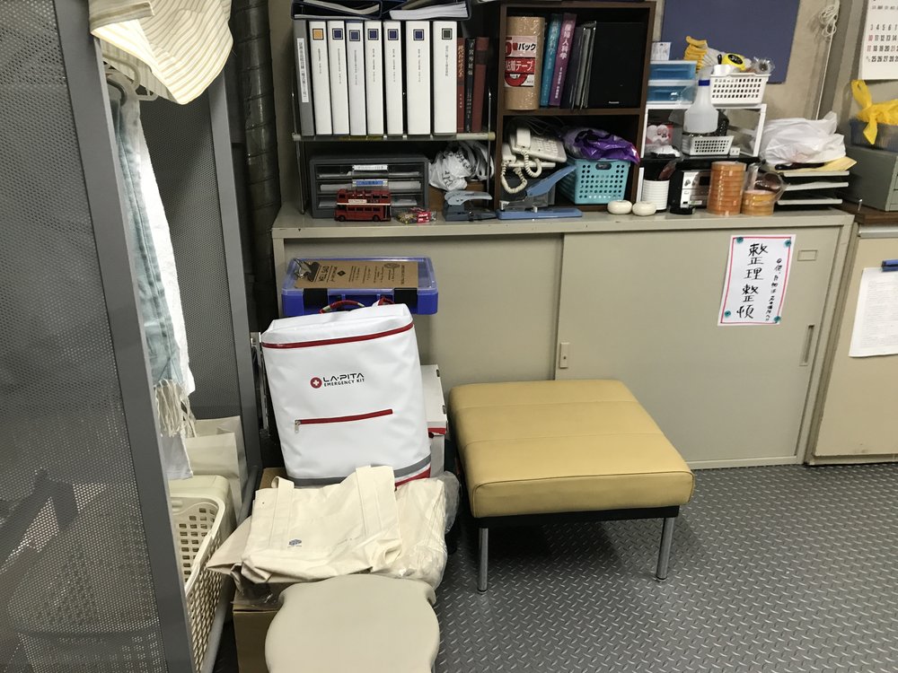 ドラマ『ラジエーションハウス～放射線科の診断レポート～』の撮影セットに置かれた防災セット ラピタ