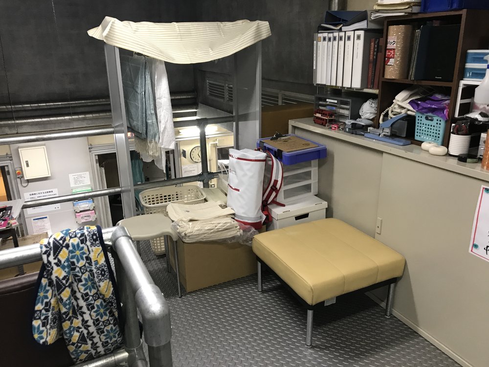 ドラマ『ラジエーションハウス～放射線科の診断レポート～』の撮影セットに置かれた防災セット ラピタ